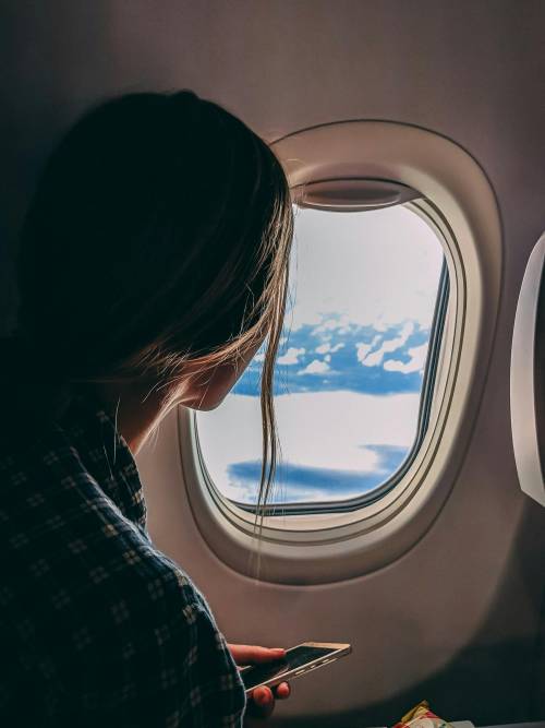 Hai bisogno di usare il bagno in aereo? Qual'è il momento migliore secondo l'esperta