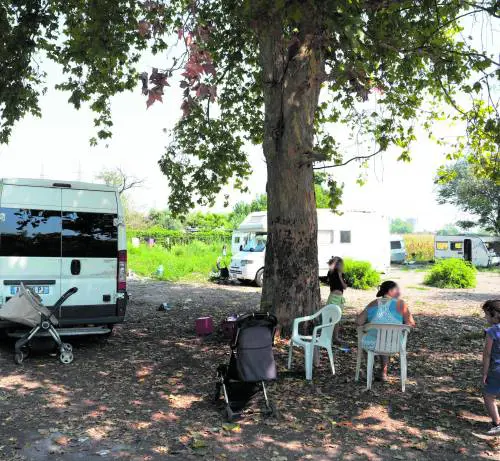 Sui campi nomadi è scontro aperto. Salvini sulla ruspa: "Raderli al suolo"