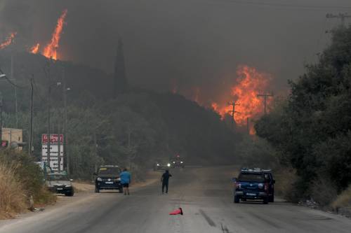 La Grecia brucia: chiede aiuto all’Ue