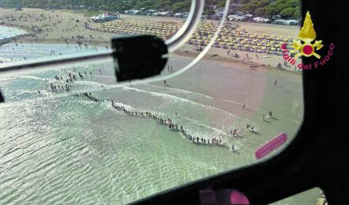 Trovato il corpo del bimbo disperso in mare. Non è servita la catena umana per salvarlo