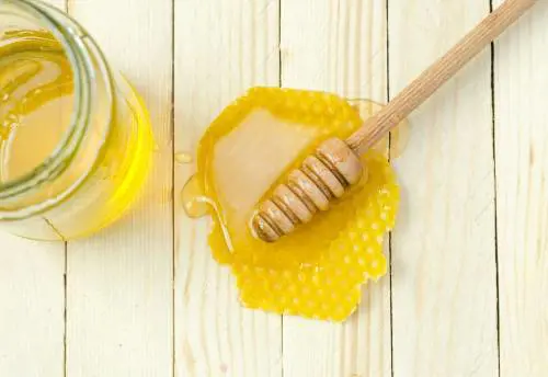 Miele nella skincare: 5 modi per usarlo e avere una pelle radiosa dopo i 35 anni