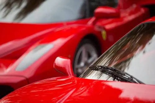 Dal rombo al silenzio, Ferrari mette la spina e strizza l’occhio al GP dei collezionisti