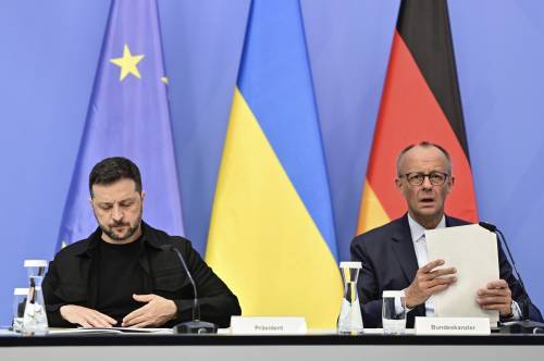 A sinistra il presidente ucraino Volodymyr Zelenskyy e il cancelliere tedesco Friedrich Merz