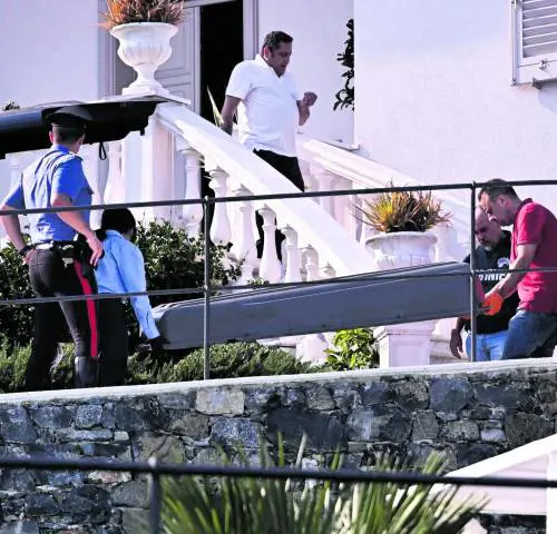 Braccialetto guasto: aggredisce la moglie e la uccide a coltellate
