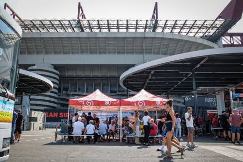 Gli ambulanti occupano il piazzale di San Siro: "Difendiamo il lavoro"