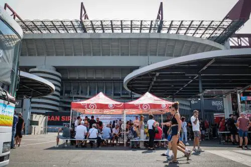 Gli ambulanti occupano il piazzale di San Siro: "Difendiamo il lavoro"