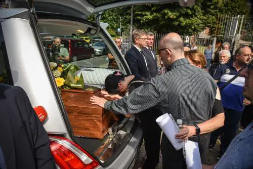 Almeno duecento persone ai funerali di Cecilia De Astis: il cordoglio di parenti e amici