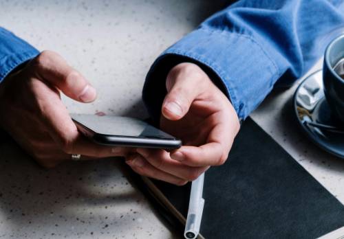 Bacheca condominiale su WhatsApp: quando è utile e cosa dice la legge