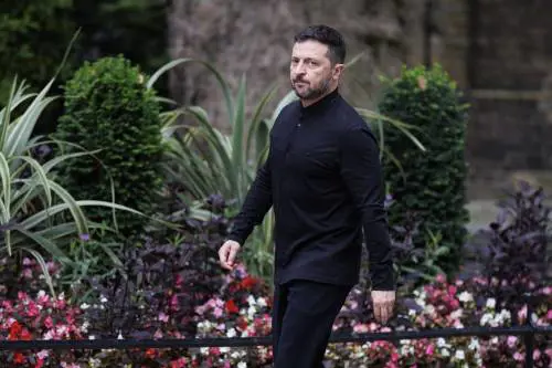 Zelensky alla finestra lavora su due fronti: garanzie post-belliche e forniture per la difesa