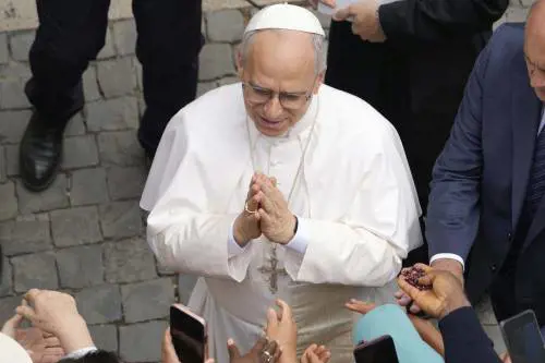 "Non rassegnarsi al prevalere della logica del conflitto". All'Angelus Papa Leone cita anche Dante