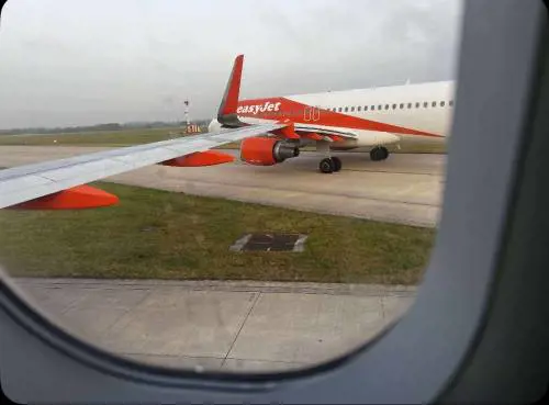 Le ali che si incrociano e la collisione: cos'è successo ai voli Easyjet prima del decollo