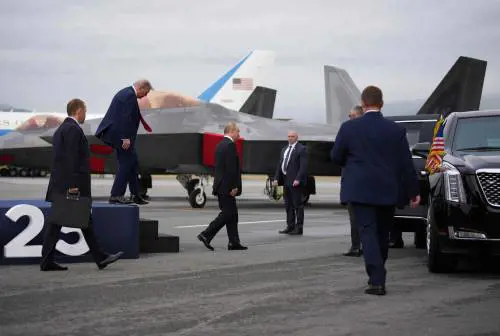 L'auto russa sulla pista, Putin sulla "bestia" di Trump e il "blackout" di 10 minuti: cosa è successo