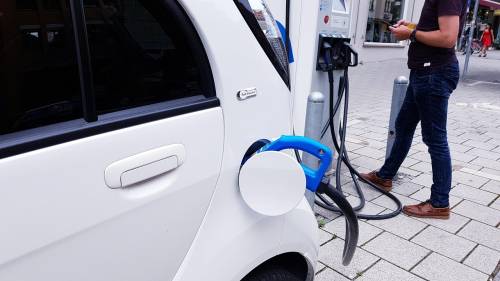 Nuovi incentivi auto elettriche: come funzionano, a chi spettano e quando partono 