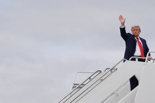 Il ritiro delle truppe, i territori e gli attimi di tensione: ecco i retroscena della telefonata Trump-Zelensky