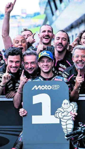 Aprilia cresce, pole di Bezzecchi. Pecco male nel mini Gp