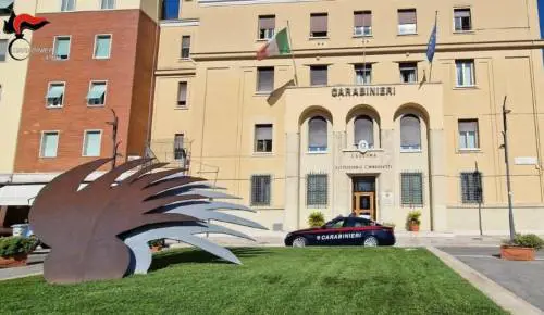 Sorprende i ladri in casa, spara e ne ferisce uno. Il 72enne finisce denunciato