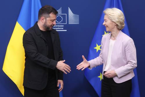 Zelensky e l'Ue: "I confini non si cambiano con la forza". Anche Meloni domani da Trump. Macron: "Putin non vuole la pace"