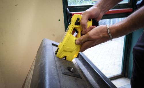 Olbia, aggredisce passanti e carabinieri. Colpito col taser, il 57enne muore in ambulanza