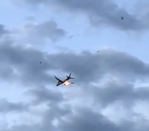 Motore prende fuoco subito dopo il decollo, atterraggio choc a Brindisi: cosa è successo