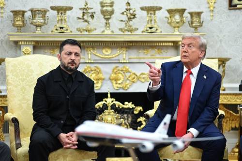 L'abito, le risposte e i "grazie": così Zelensky ha cambiato registro con Trump