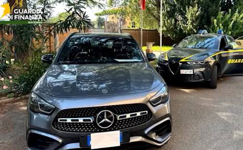 Madre morta da 10 anni: 66enne incassa la pensione, accumula 120mila euro e gira in Mercedes