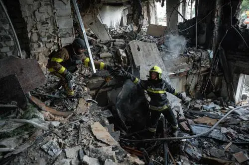 Ancora una notte di terrore in Ucraina: 270 droni e 10 missili su diverse città