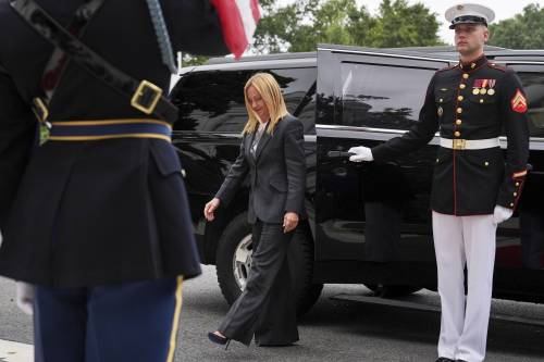 Meloni protagonista. Le Monde ammette: "Meglio di Macron". Sinistra disperata