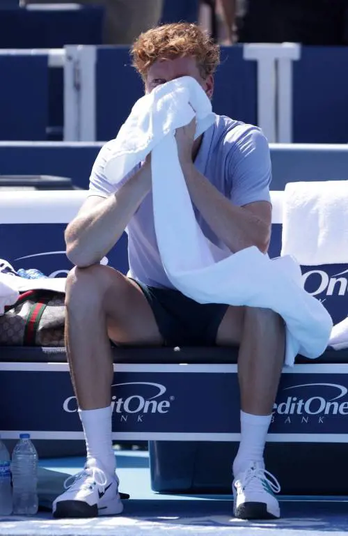 Jannik messo ko dal caldo ma il colpo di sole è di chi organizza