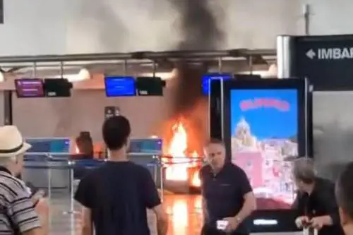 Fuoco e martellate all'aeroporto. Un maliano semina il panico