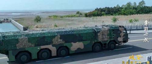 Spunta un missile da crociera anti usa: svelato il Df-100 cinese