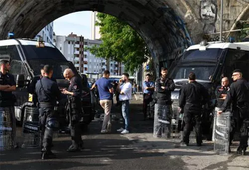 Sgomberato il Leoncavallo: sfratto avviato dopo 31 anni di occupazione. Meloni: “No alle zone franche”