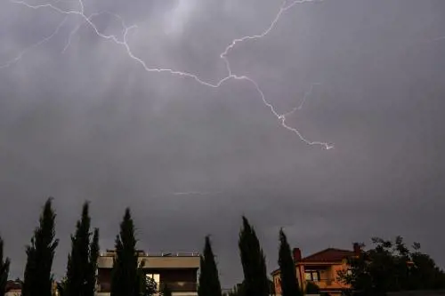 Italia in balia di un vortice, ecco nuovi temporali: cosa succede all'estate