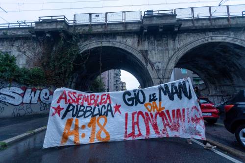 Meloni dà la linea: "Basta zone franche". E subito la sinistra sta con gli okkupanti