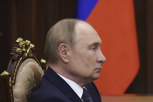 Putin non va mai in bagno da solo: cosa c'è dietro la strana storia sul raccoglitore di feci