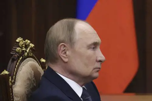 Putin non va mai in bagno da solo: cosa c'è dietro la strana storia sul raccoglitore di feci