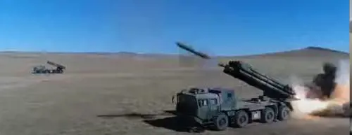 Pechino schiera il super-lanciarazzi PHL-16: dove può colpire e cosa è in grado di fare