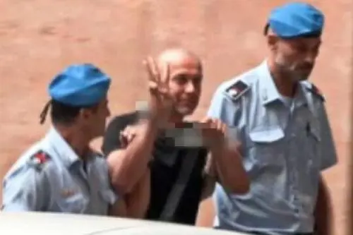 Confermato l'arresto del "sabotatore" ucraino. E lui fa il gesto del tridente