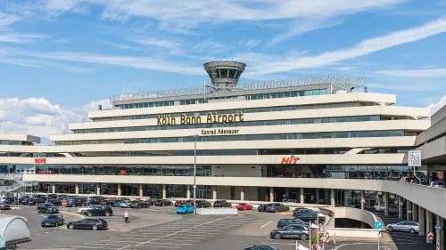 Panico su un volo diretto a Cipro: donna ubriaca perde la testa, atterraggio d'emergenza in Germania