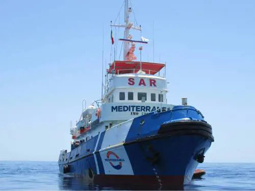 La Ong dei migranti sfida il governo scegliendo il porto di sbarco: "Azione non consentita? Ne siamo consapevoli"
