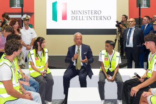 Piantedosi smonta il caso Almasri. "E CasaPound sarà sgomberata"
