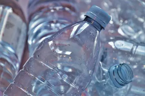 Dopo il tappo non rimovibile, le bottiglie di plastica cambiano ancora: ecco come