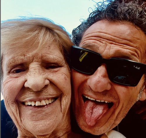 Il comico Enzo Salvi insieme alla mamma Bruna (Foto Instagram)