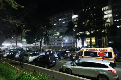 Sfida folle finisce in tragedia: 27enne investito mentre fingeva di gettarsi sotto un’auto