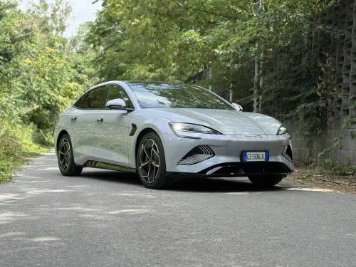 BYD Seal: guarda la gallery della potente berlina elettrica cinese