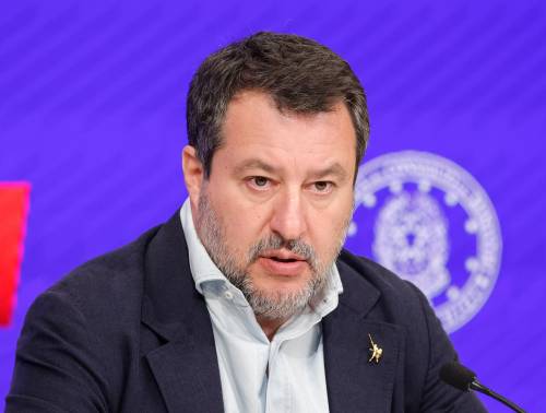 La Lega fa quadrato. "Sul no ai soldati e ai debiti per armi siamo con Matteo"