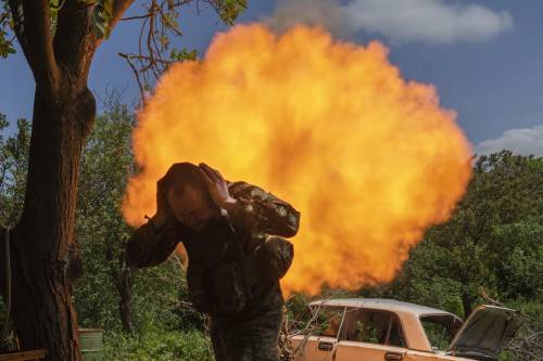 Dagli Usa missili per 850 milioni ma stop ai raid a lungo raggio. L'Ucraina: "Non li consultiamo"