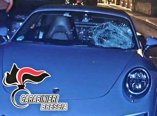 Schivano le auto in strada, ma uno di loro viene investito: è grave