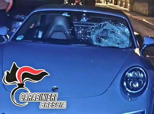 Schivano le auto in strada, ma uno di loro viene investito: è grave