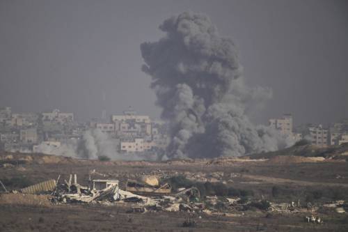 Gaza, raid delle Idf sull'ospedaleNasser: "Uccisi cinque reporter". Netanyahu: "Tragico incidente"