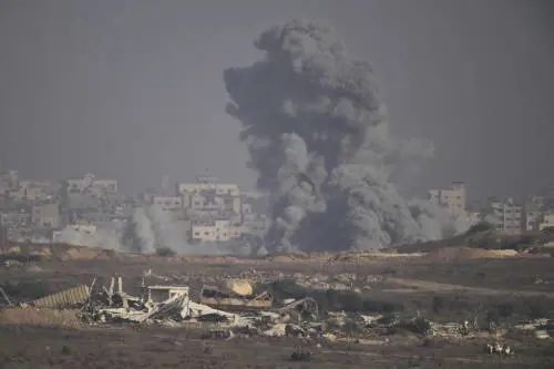 Gaza, raid delle Idf sull'ospedaleNasser: "Uccisi cinque reporter". Netanyahu: "Tragico incidente"